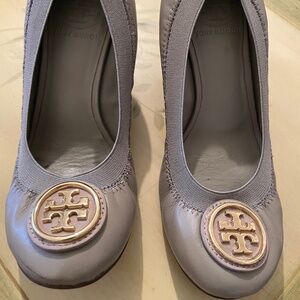 Tory Burch Caroline Elastic Closed Toe Wedge Gray Taupe Leather Sz 5.5 M